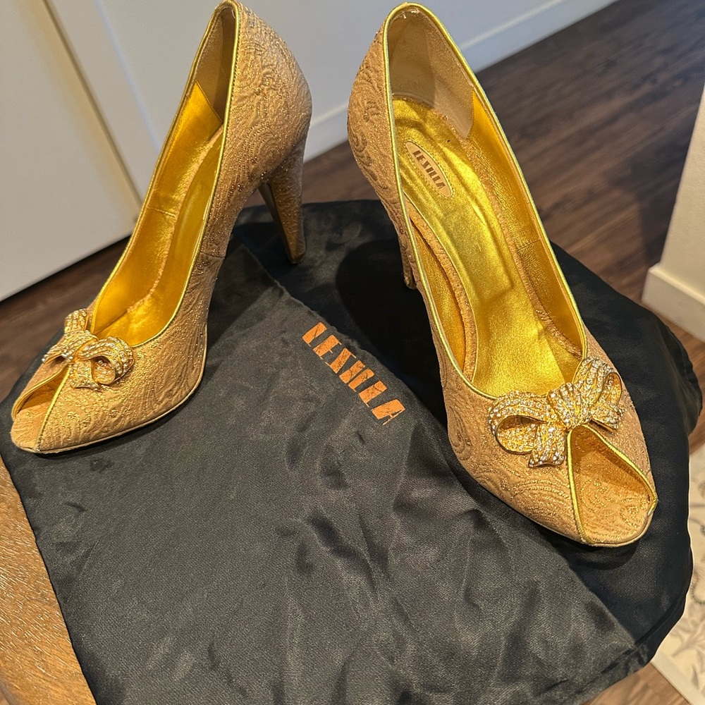 LE SILLA LUXURY Elegant Gold Peep-Toe Heels with Bow Accent